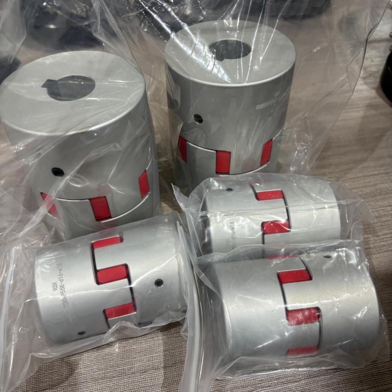 Aluminium Alloy Jaw Shaft Coupling PU Spider Insert Screw Set Type dengan Keyway Disesuaikan untuk Robot